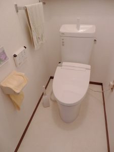築28年のお宅で一度もトイレの交換をされていなく、 老朽化（汚れ）を気にされてのリフォーム工事となりました。 トイレはフチレスの節水タイプを希望されていましたので、 広告掲載商品のＬＩＸＩＬ　アメージュＺを 設置することになりました。 天井・壁、床の張り替えも行い 新しくなったトイレに満足して頂けました。